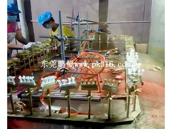 这就是您为什么选择<i style='color:red'>蜡烛自动喷漆机</i>的原因！