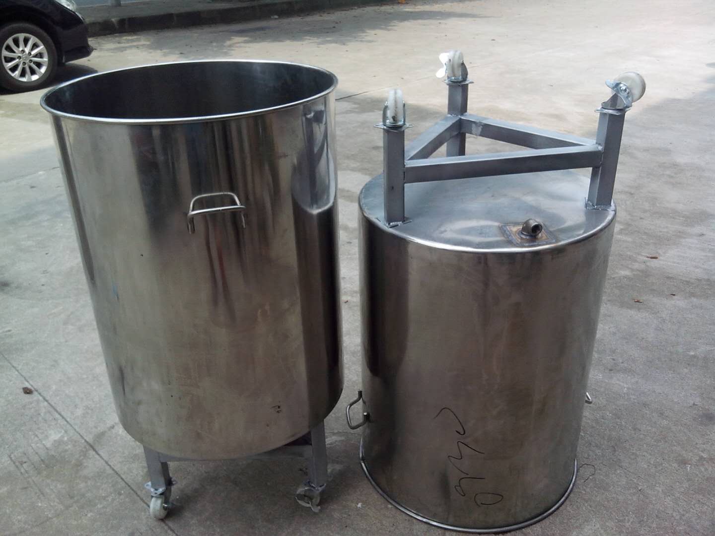 简易桶加轮子可移动 简易桶加轮子可移动