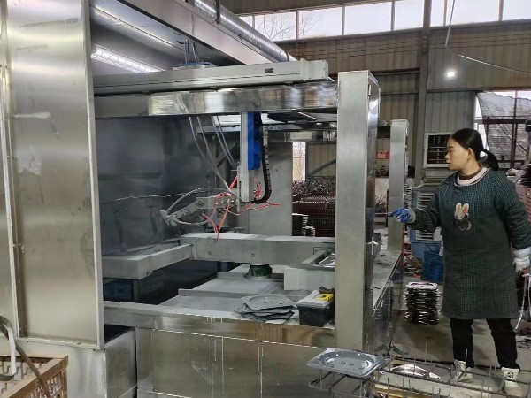 炉架铸铁灶台锅具8轴<i style='color:red'>自动喷釉设备</i>解决方案