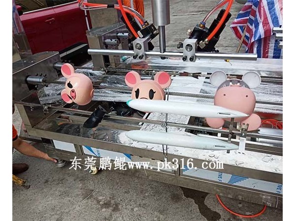 <i style='color:red'>东莞自动喷涂玩具上色机器</i>，同时喷多个工件!