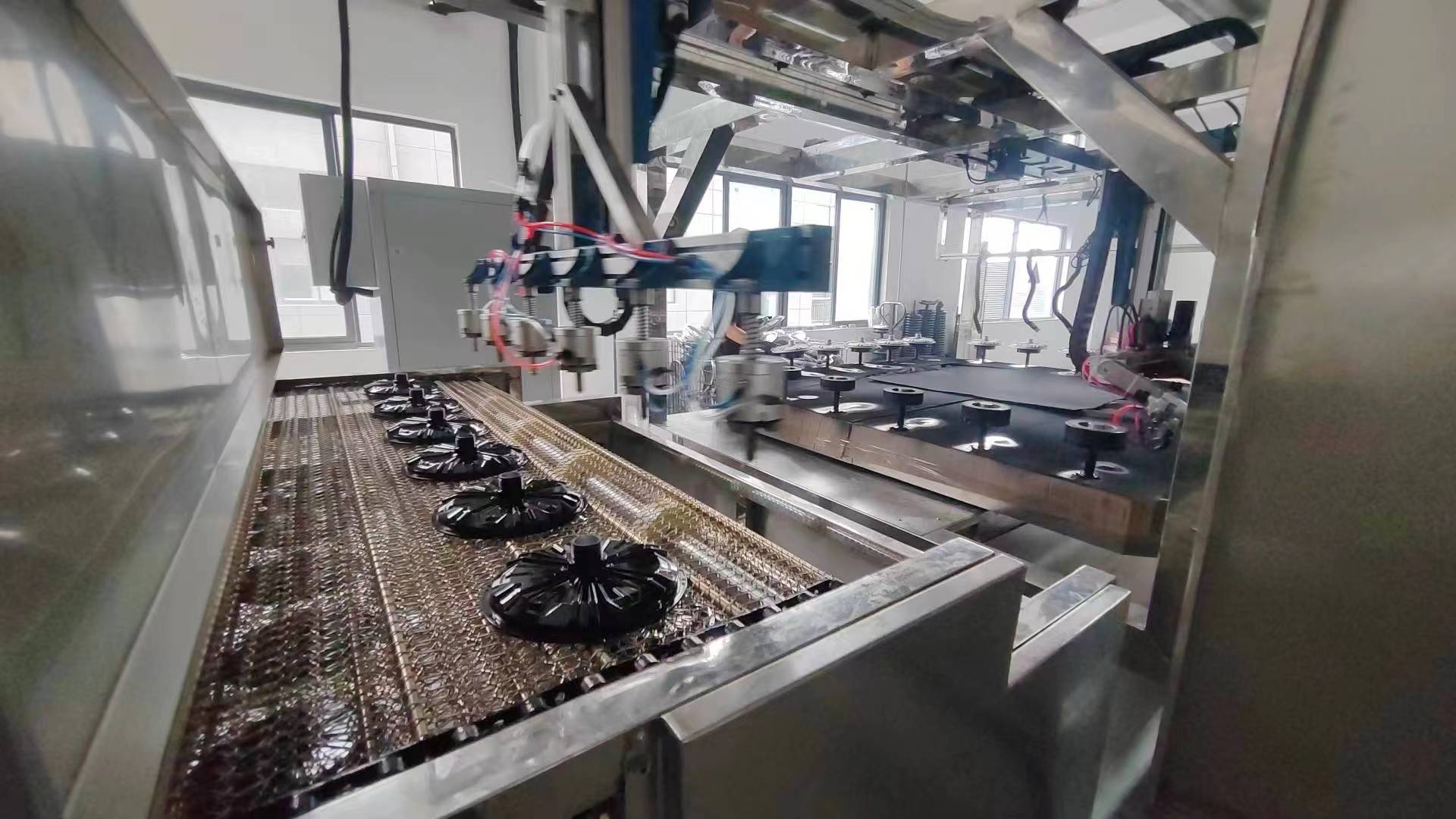 电动车轮毂自动上下抓取喷漆烘烤炉流水线 电动车轮毂自动上下抓取喷漆烘烤炉流水线